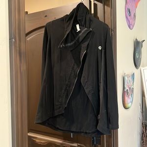 Lululemon jacket size 2, black. In great condition.
